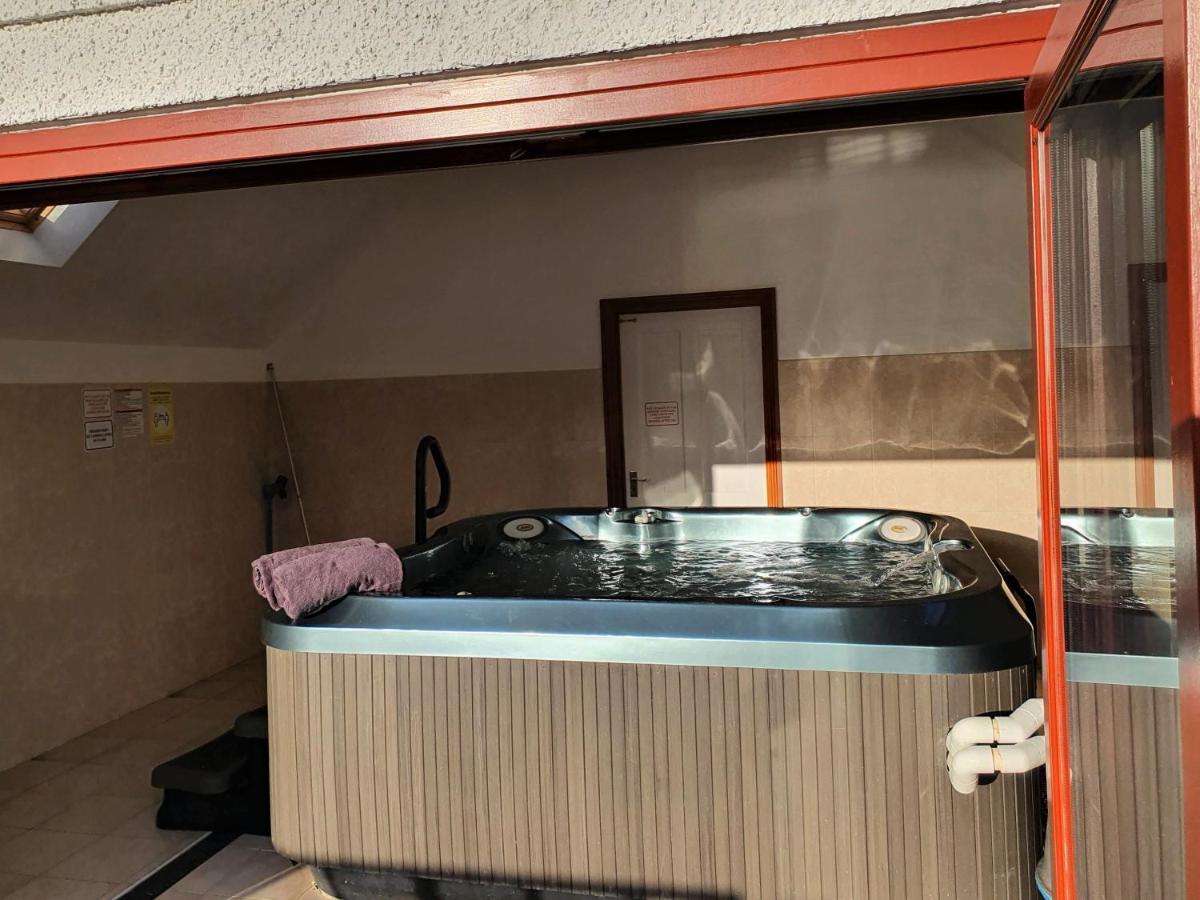 Kestrel Farmhouse แลนโดเวรี ภายนอก รูปภาพ