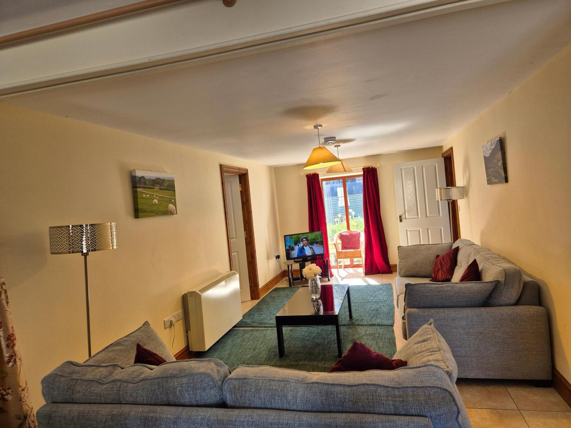 Kestrel Farmhouse แลนโดเวรี ภายนอก รูปภาพ